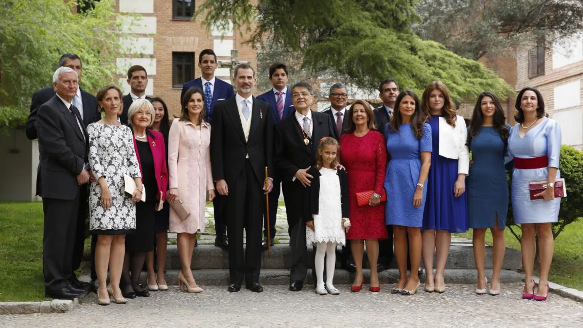 Foto de familia de los Reyes con Sergio Ramírez