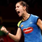 La española Carolina Marín reacciona ante la china Wang Shixian en los campeonatos del mundo de bádminton en Yakarta