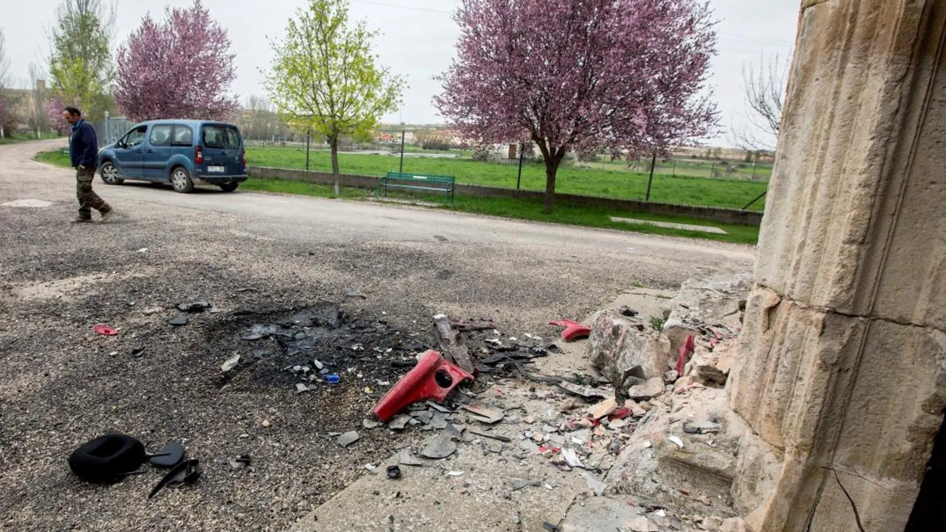 Vista del lugar en el que una joven de 26 años ha fallecido esta madrugada en el hospital de la localidad burgalesa de Aranda de Duero tras colisionar el turismo en que viajaba contra una ermita de Peñaranda de Duero, en un accidente en el que ha resultado herido al menos otro ocupante del vehículo