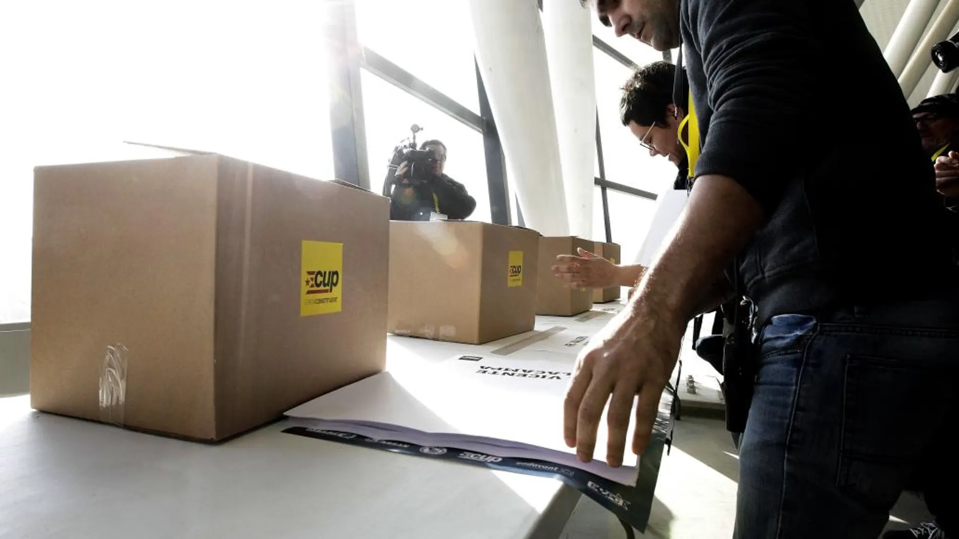 Varios voluntarios preparan las urnas en una Asamblea Nacional de la CUP antes de la pandemia, cuando el voto era presencial