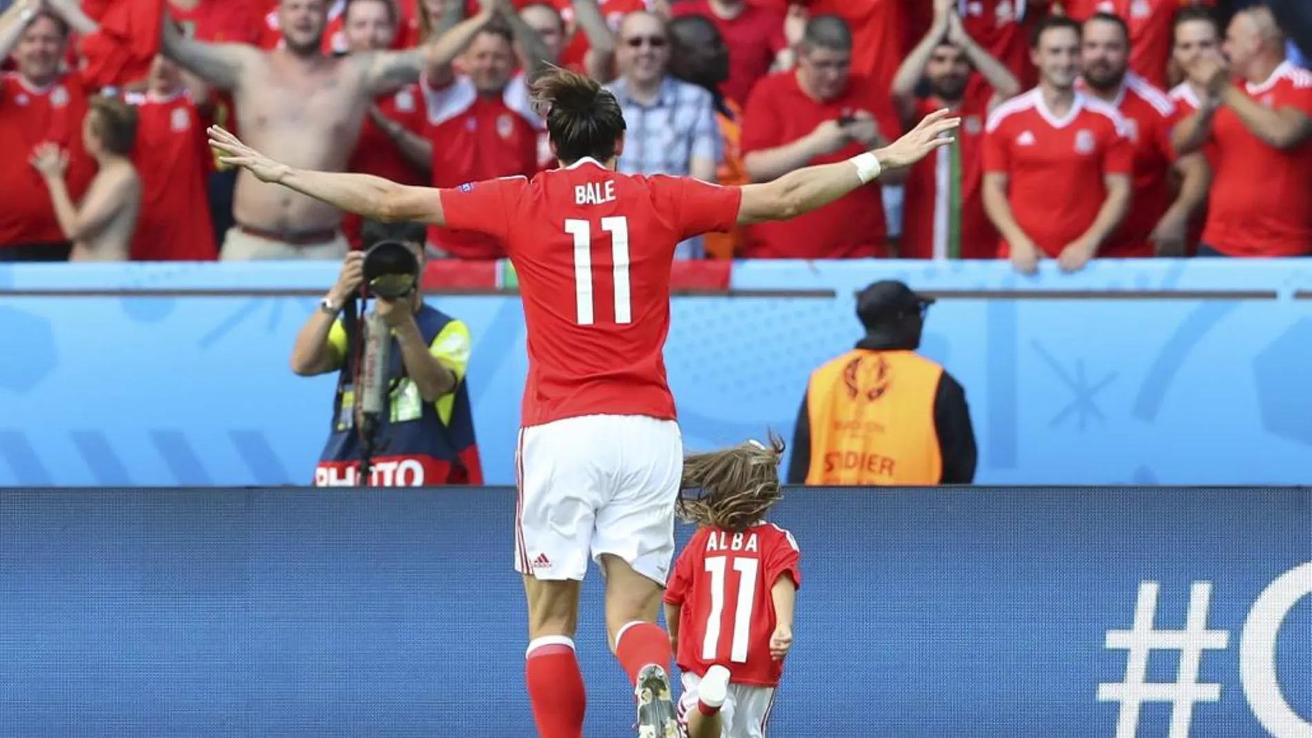 Gareth Bale y su hija Alba celebran con los fans de Gales el pase a cuarto de final.