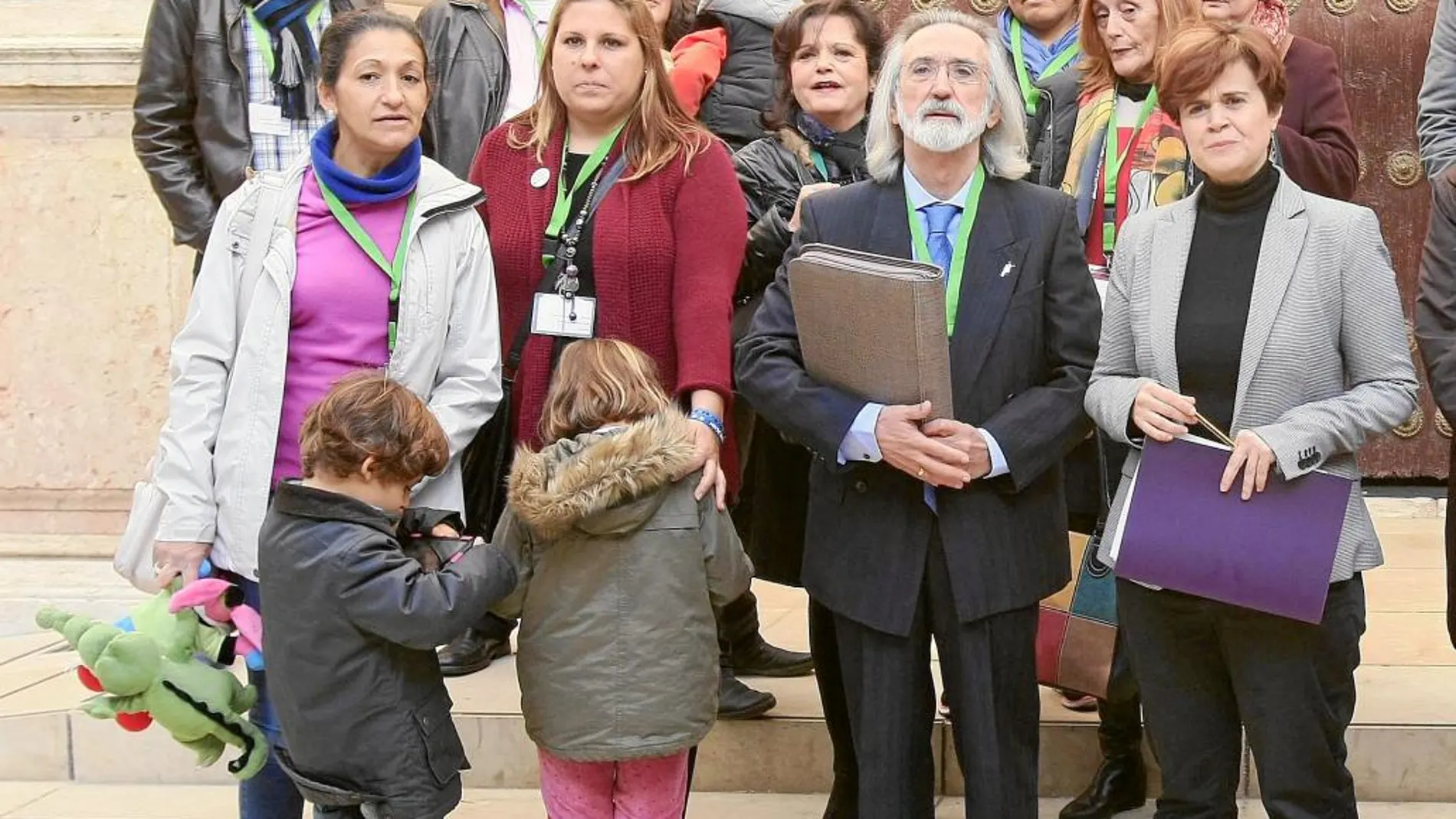 Antonio Guerrero, portavoz de la Plataforma de Atención Temprana, con miembros del colectivo en el Parlamento
