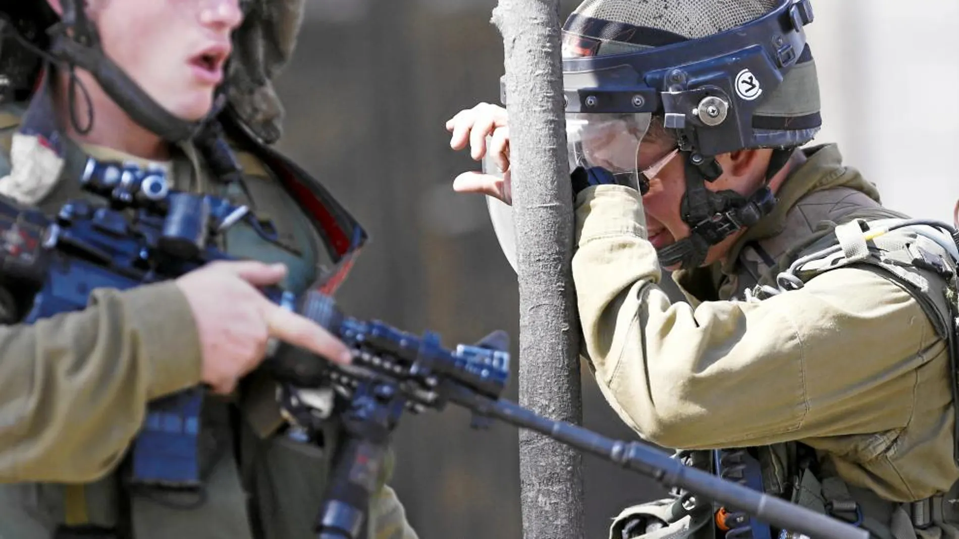 Dos soldados respiran consternados después de abatir a los palestinos que asaltaron un autobús en Jerusalén el martes y acuchillaron a varios pasajeros