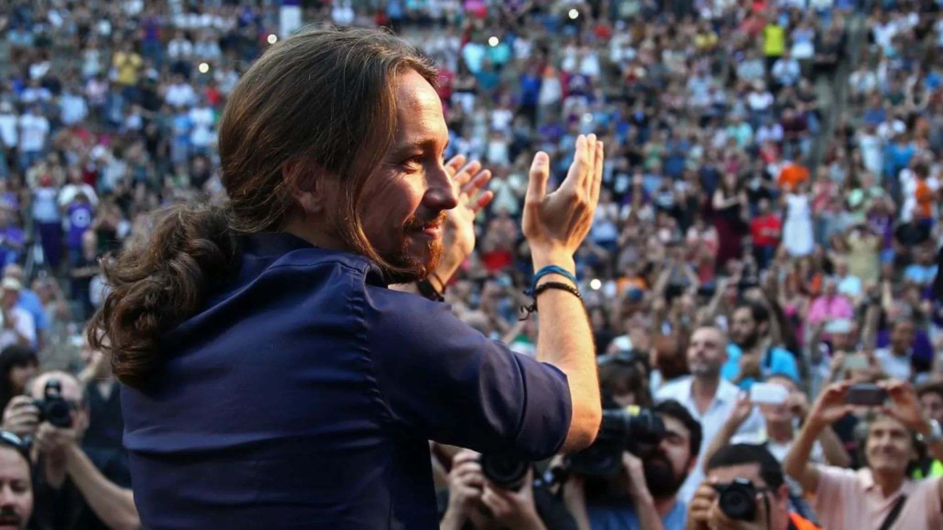 Iglesias, aplaude a los asistentes al mitin en Badalona en el marco de "La ruta del cambio"