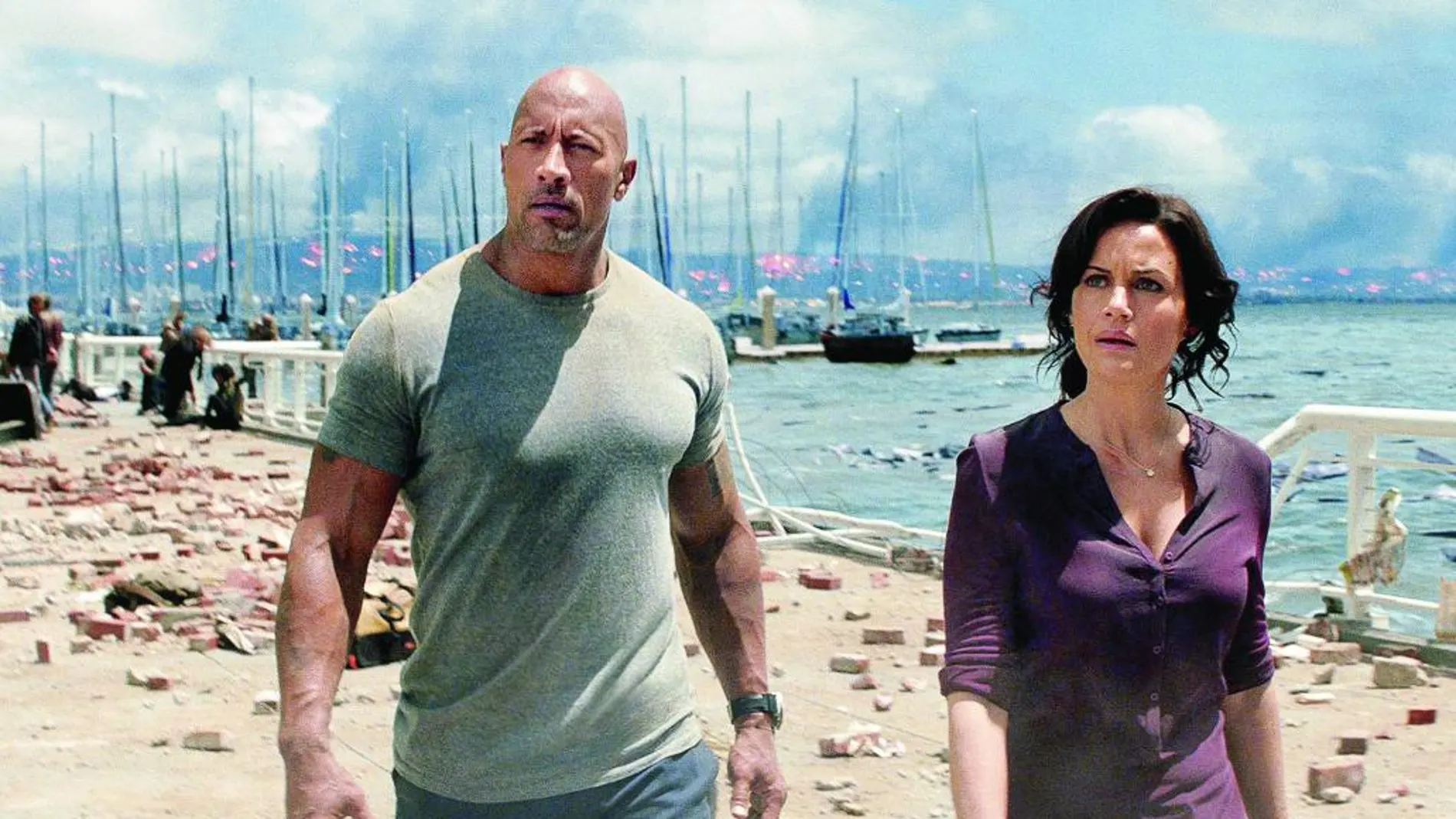 Ray (Dwayne Johnson) y Enma (Carla Gugino) buscan por la asolada ciudad a su hija