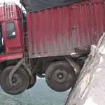  Cuatro ruedas de su camión en el precipicio y escapa por el techo