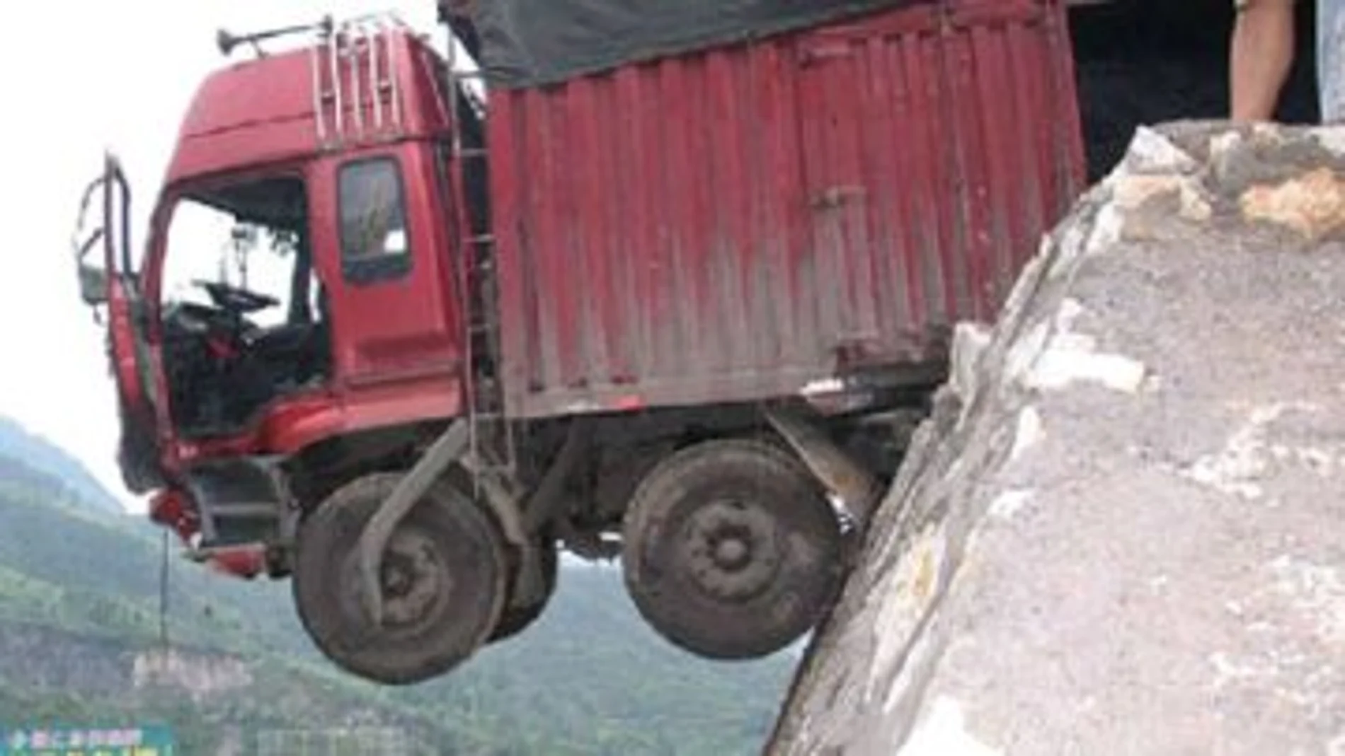 Cuatro ruedas de su camión en el precipicio... y sobrevive