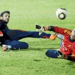 Cesc trata de meter un gol a Valdés en el entrenamiento de ayer