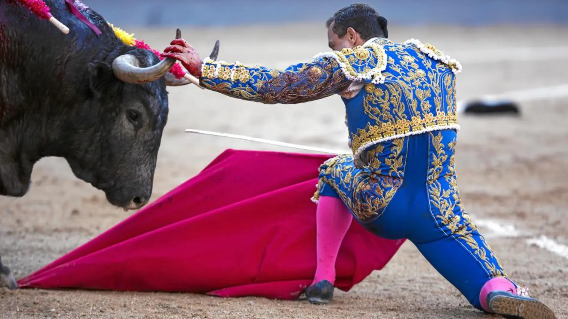 Desplante de «Rafaelillo» al cuarto toro de la tarde en Las Ventas, ayer