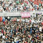 El estadio de San Lázaro se llenó con los 12.000 jóvenes peregrinos que ayer participaron en la misa de clausura