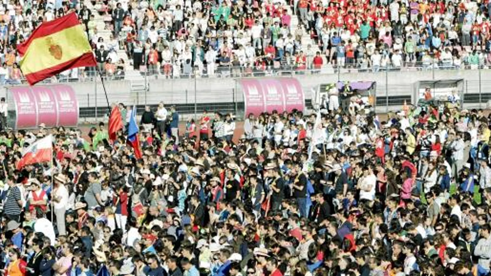 El estadio de San Lázaro se llenó con los 12.000 jóvenes peregrinos que ayer participaron en la misa de clausura