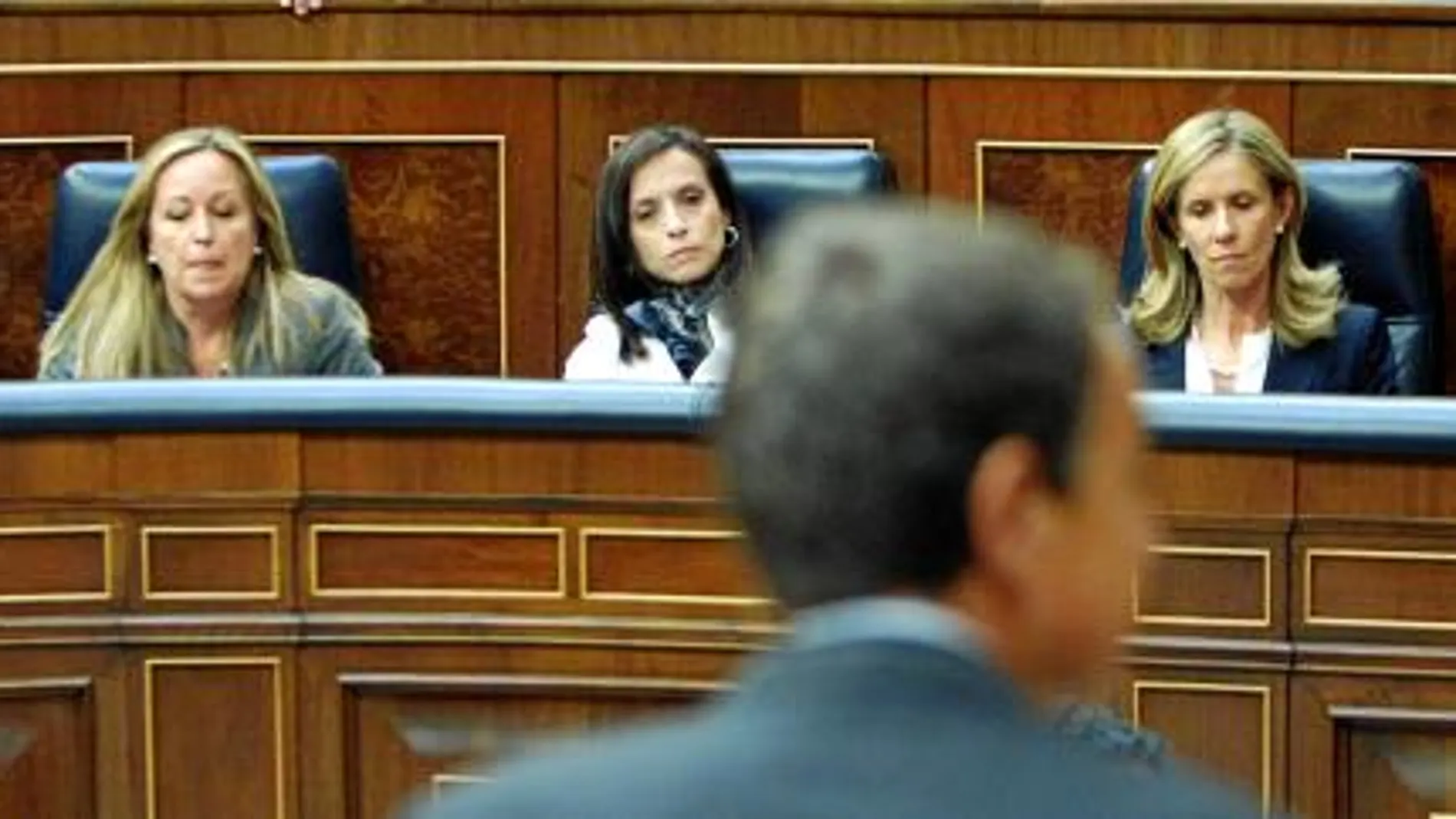 Caras largas en la bancada socialista durante la intervención del presidente