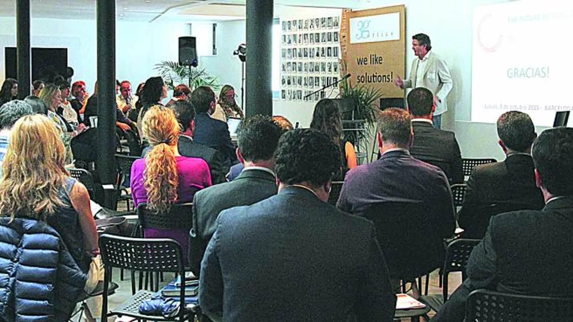 Imagen de la sesión que impartió Francisco Vázquez, de 3g office. A la izquierda, Daniel Yuste durante su intervención