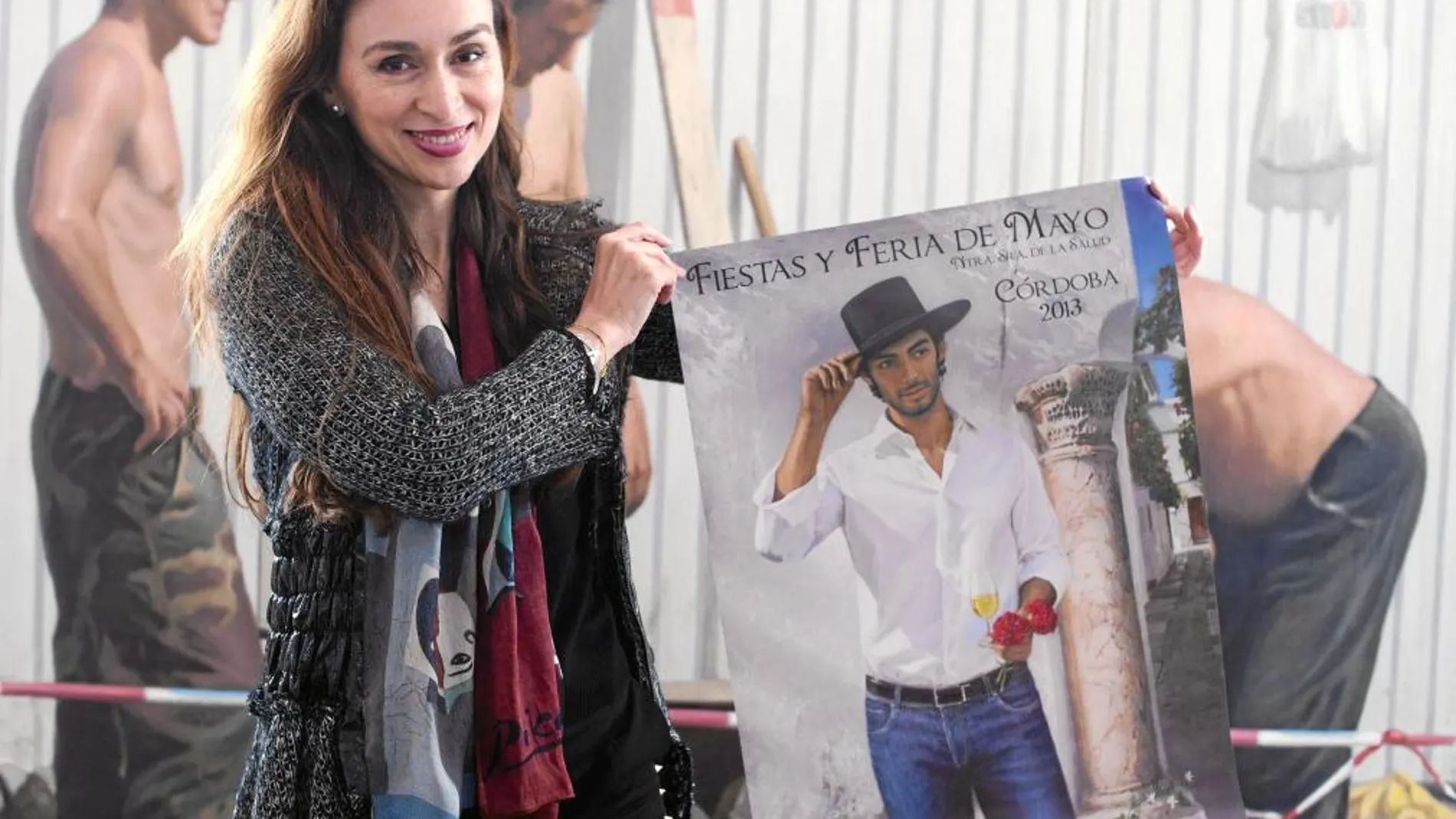 María José Ruiz posa con un ejemplar del cartel que ha levantado la polémica en Córdoba