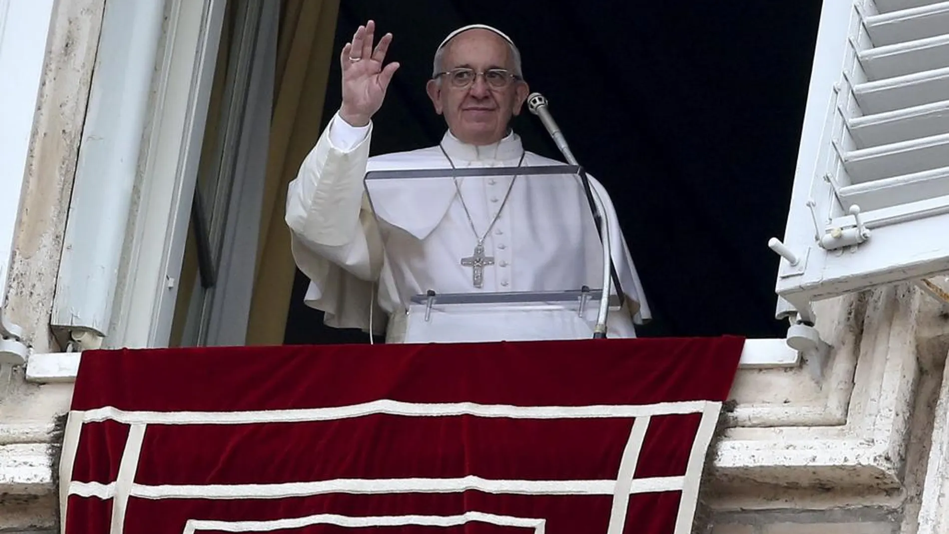 El Papa durante el Angelus en la plaza de San Pedro