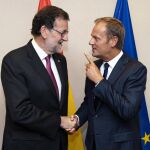 El presidente del Gobierno, Mariano Rajoy, saluda al presidente del Consejo Europeo, Donald Tusk