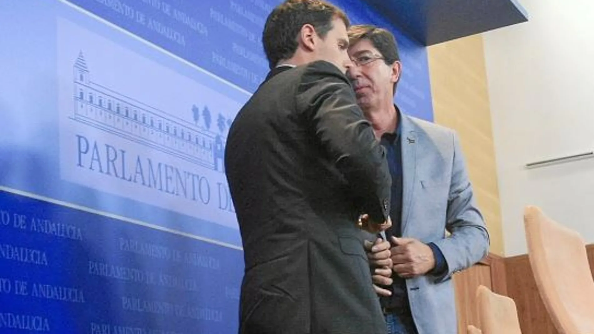 Los líderes de Ciudadanos Albert Rivera y Juan Marín compartieron ayer rueda de prensa en el Parlamento de Andalucía