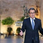Fotografía facilitada por la Generalitat de Catalunya, de su presidente, Artur Mas, durante una declaración institucional tras firmar el decreto de disolución del Parlamento de Catalunya y de convocatoria de elecciones para el próximo 27 de septiembre.