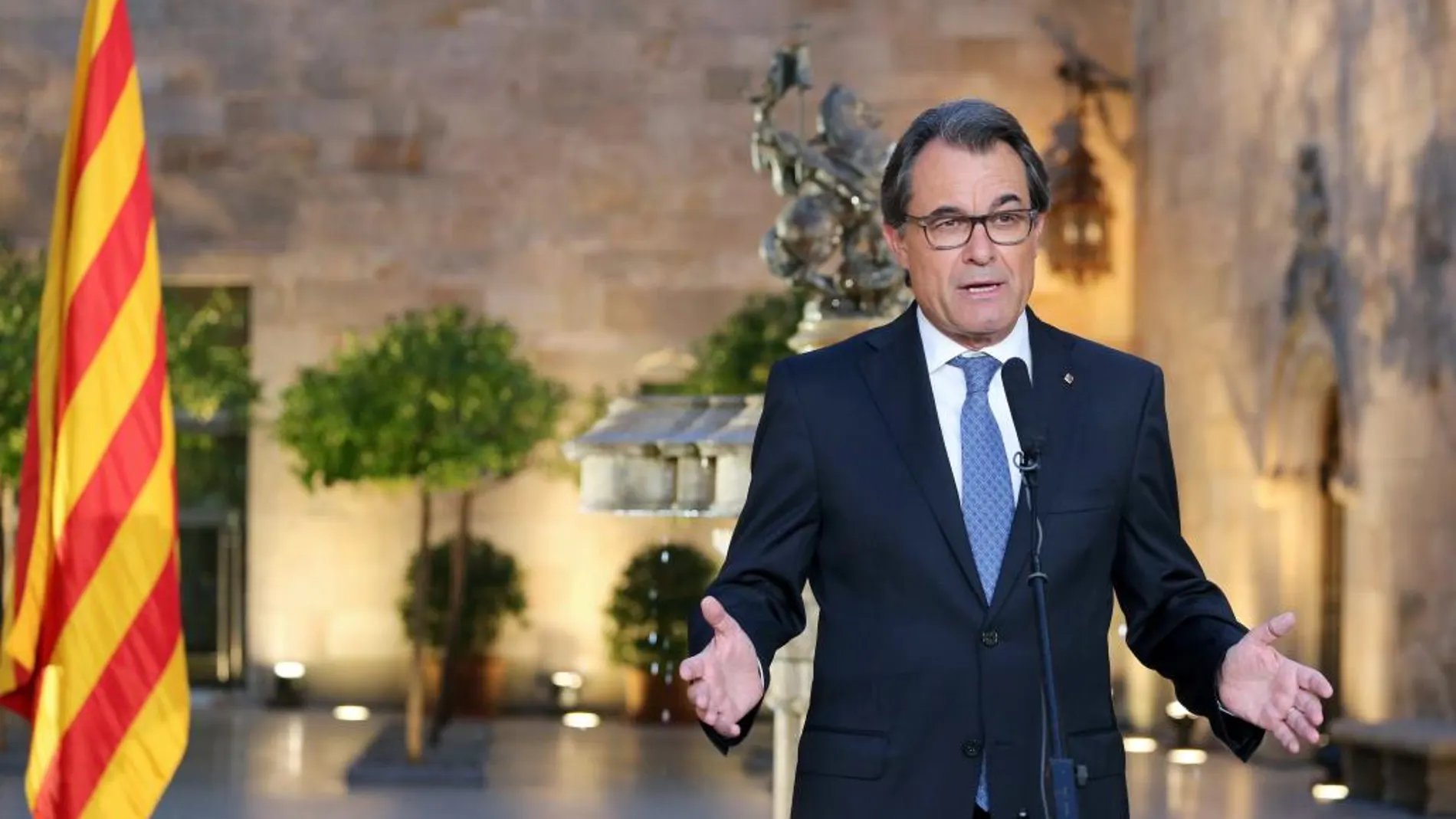 Fotografía facilitada por la Generalitat de Catalunya, de su presidente, Artur Mas, durante una declaración institucional tras firmar el decreto de disolución del Parlamento de Catalunya y de convocatoria de elecciones para el próximo 27 de septiembre.