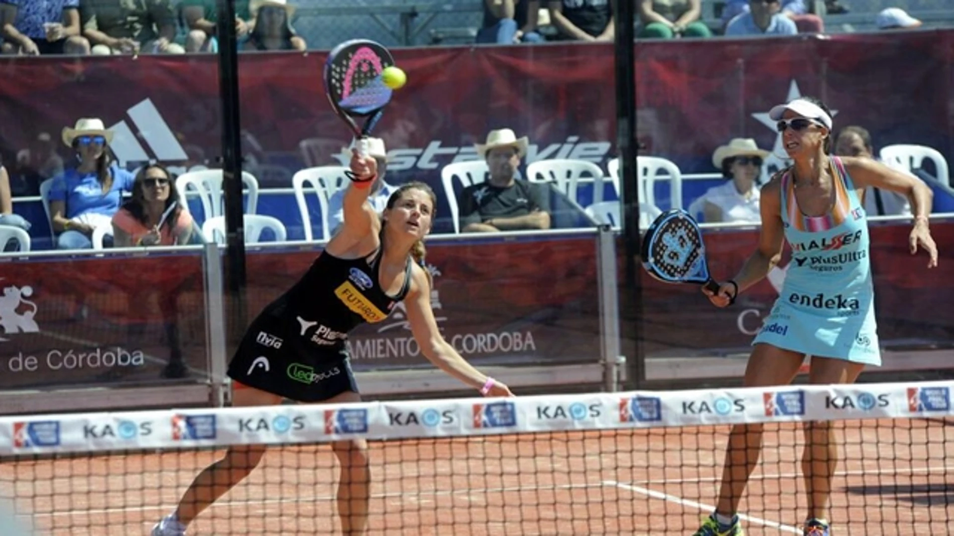 Alejandra Salazar, con su compañera Marta Marrero