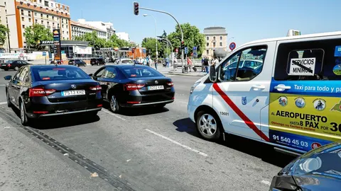 Dos VTC delante de un taxi que cubre los servicios mínimos en la estación de Atocha