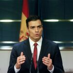 Sánchez durante la rueda de prensa que ha ofrecido en el Congreso después de que el Rey le haya propuesto como candidato al Gobierno