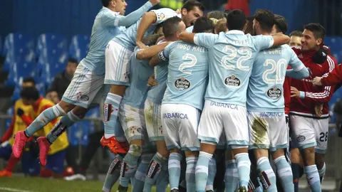Los jugadores del Celta de Vigo celebran el segundo gol de su equipo, marcado por el delantero Guidetti