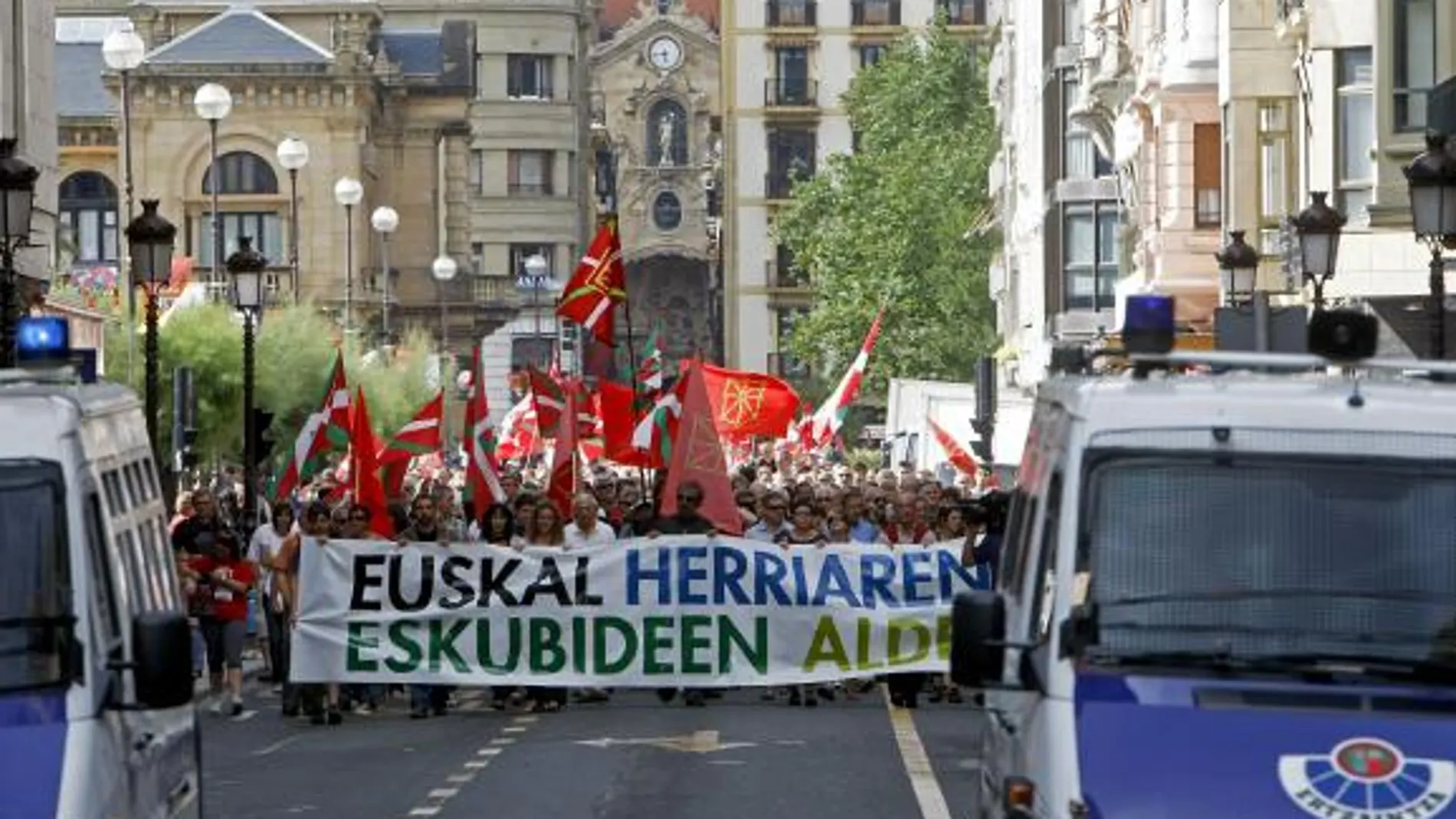 La marcha que autorizó el juez Andréu arranca con gritos contra la bandera española