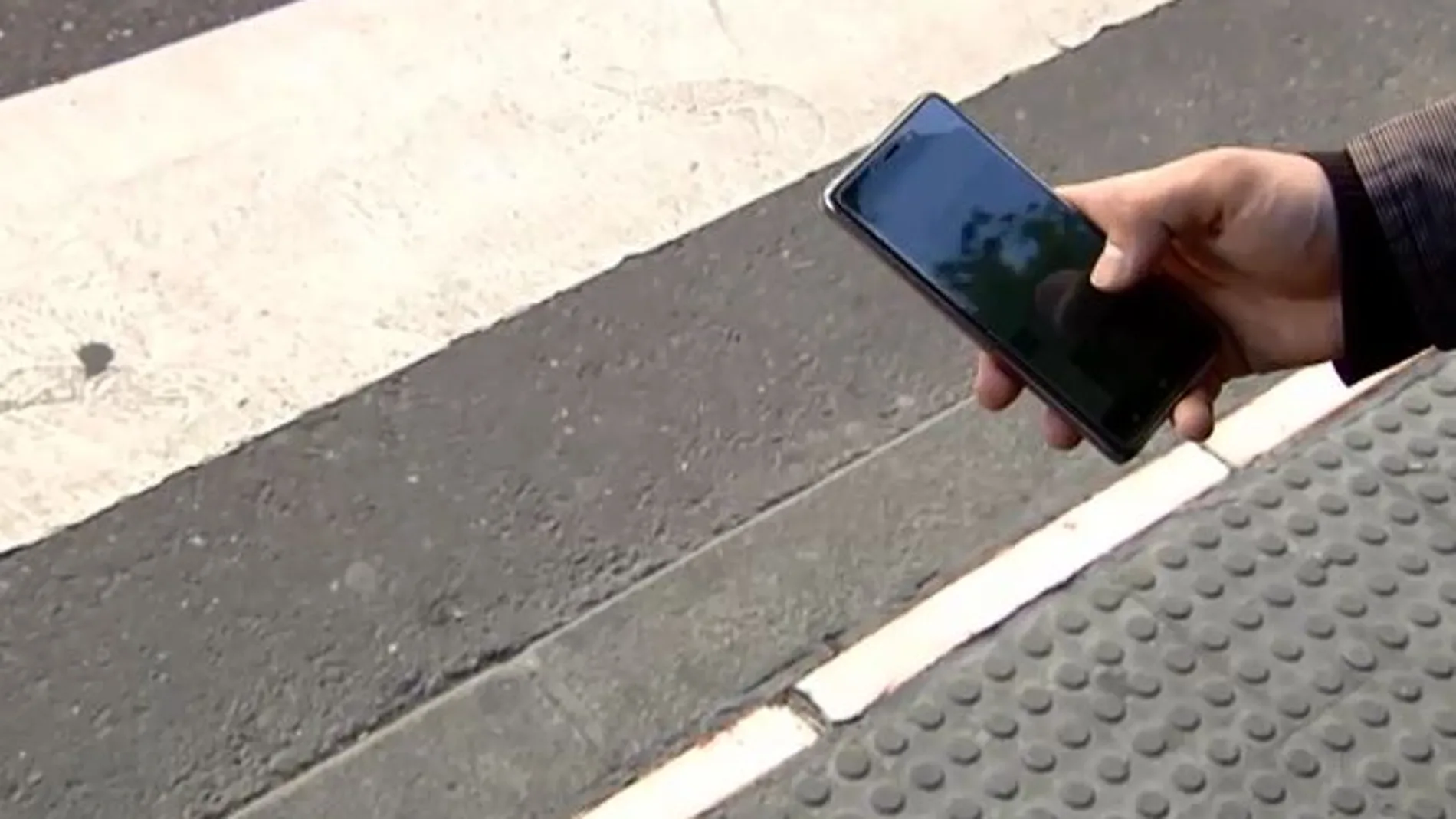 Salamanca instala un semáforo en el suelo para los adictos al móvil