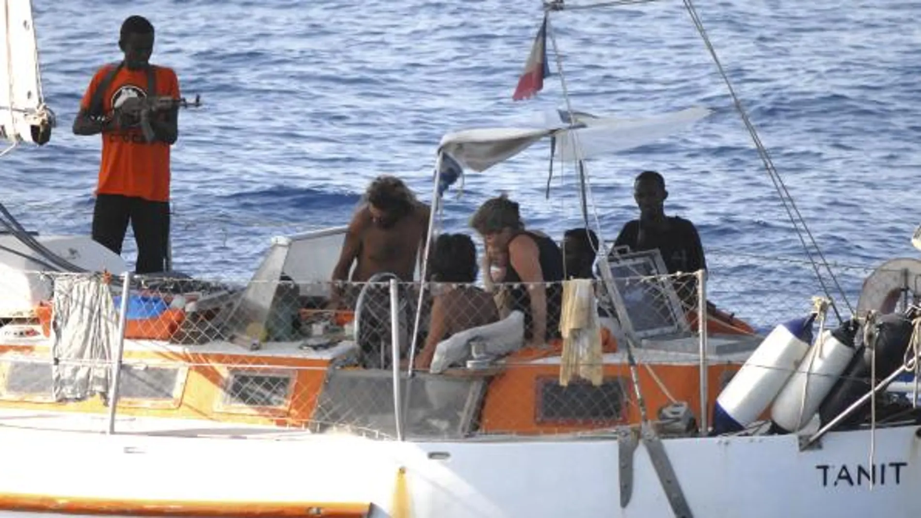 Los piratas amenazan con tomar represalias y matar a otros rehenes