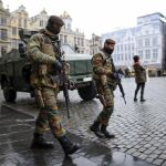Soldados belgas patrullan por el centro de Bruselas durante la semana de máxima alerta