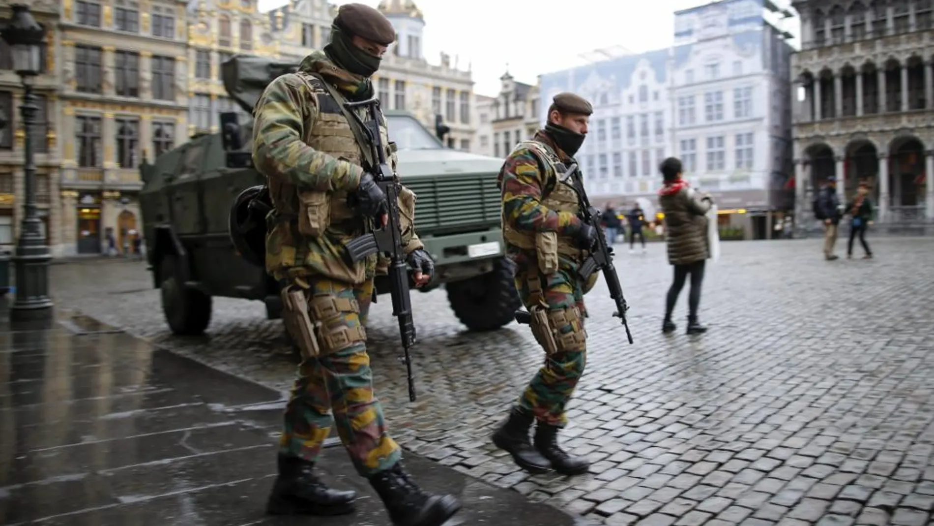 Soldados belgas patrullan por el centro de Bruselas durante la semana de máxima alerta