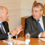Julio Fermoso y Lucas Hernández conversan en una reciente reunión, celebrada en Valladolid