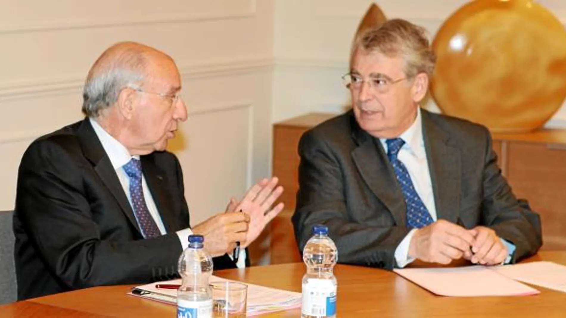 Julio Fermoso y Lucas Hernández conversan en una reciente reunión, celebrada en Valladolid