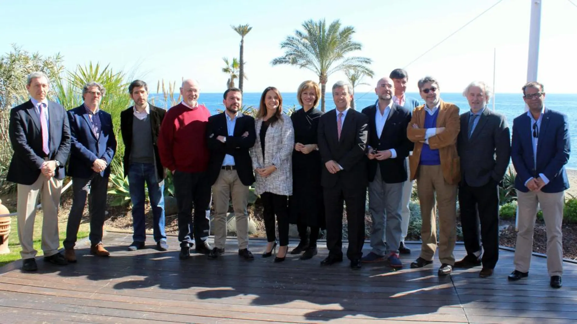 Los participantes en las IV Jornadas de Comunicación de Estepona, junto al alcalde de la ciudad, José María García Urbano