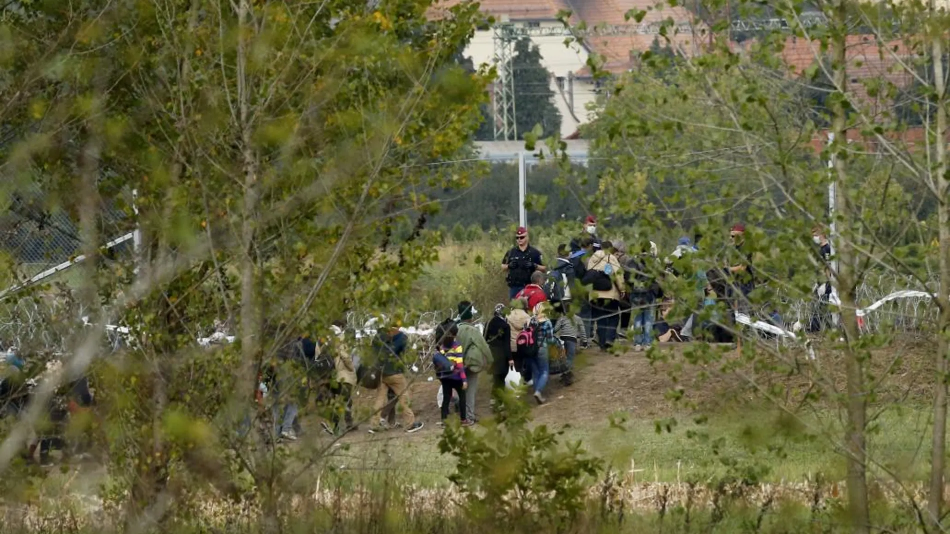 Oficiales de policía de Hungría frente a refugiados en la frontera con Croacia, el pasado 6 de octubre
