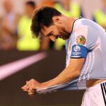 Lionel Messi se lamenta tras fallar un penalti en la serie contra Chile.