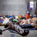Un grupo de cubanos duerme en un centro fronterizo entre Costa Rica y Nicaragua, país que les bloquea el paso en su viaje hacia EE UU