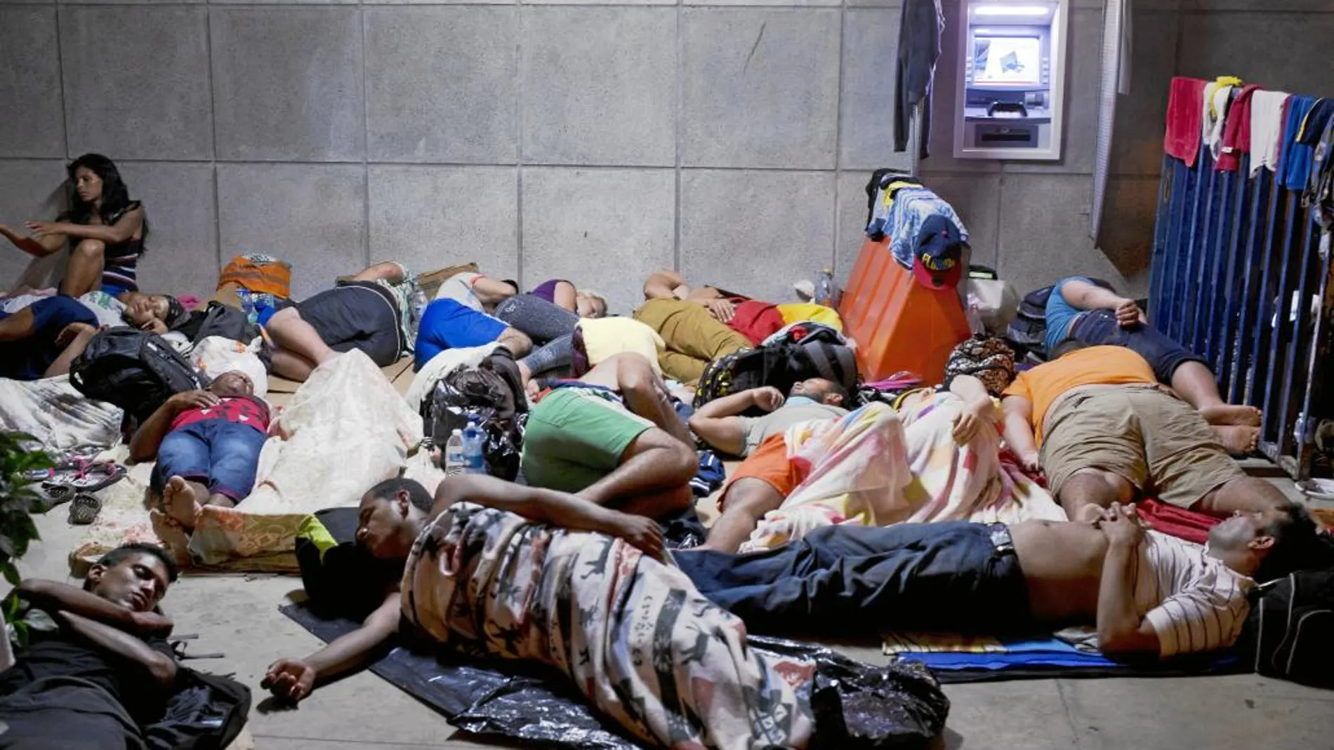 Un grupo de cubanos duerme en un centro fronterizo entre Costa Rica y Nicaragua, país que les bloquea el paso en su viaje hacia EE UU