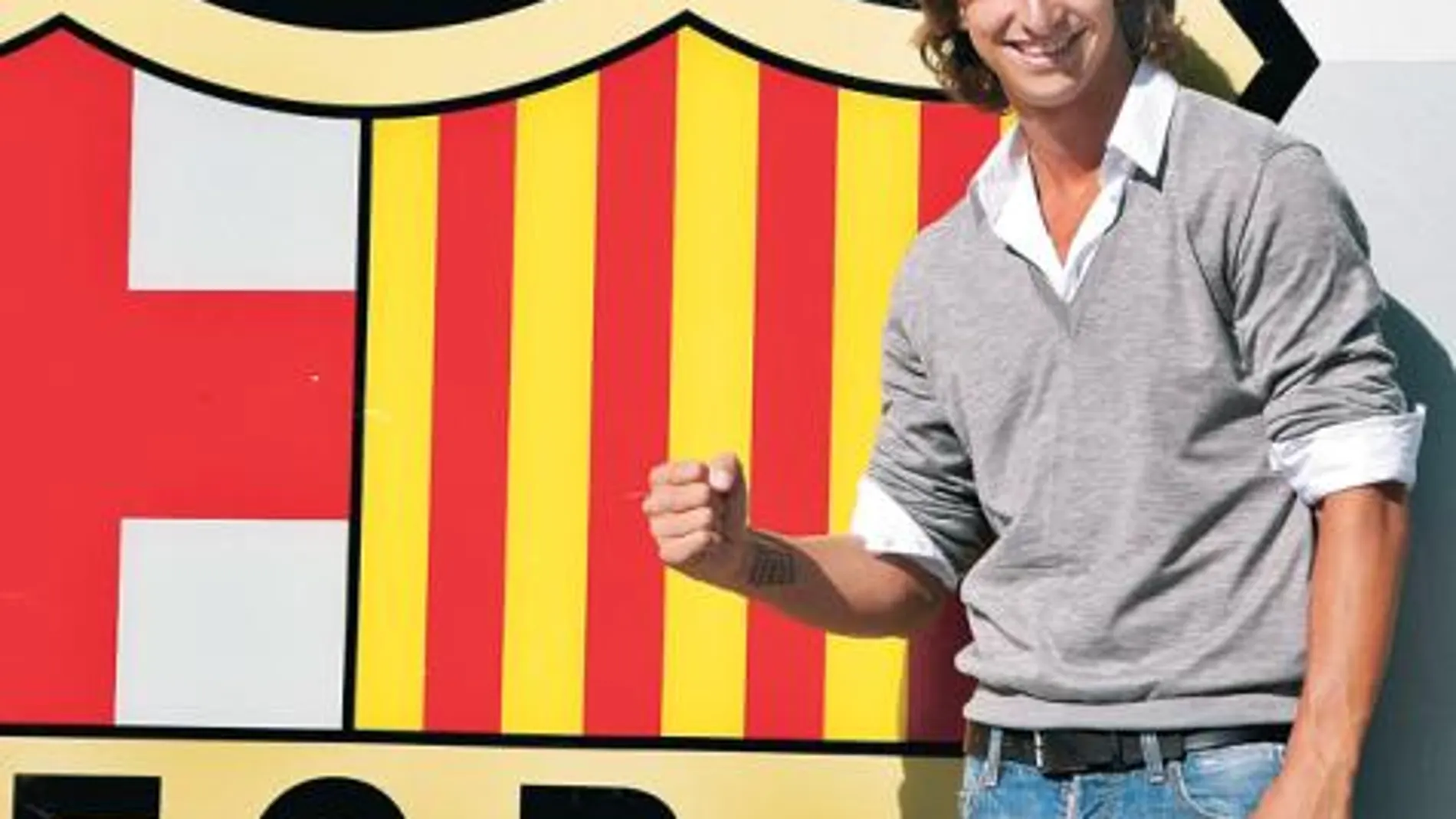 Ibrahimovic, que ya se encuentra en la ciudad condal y será presentado hoy, posa junto al escudo del Barça