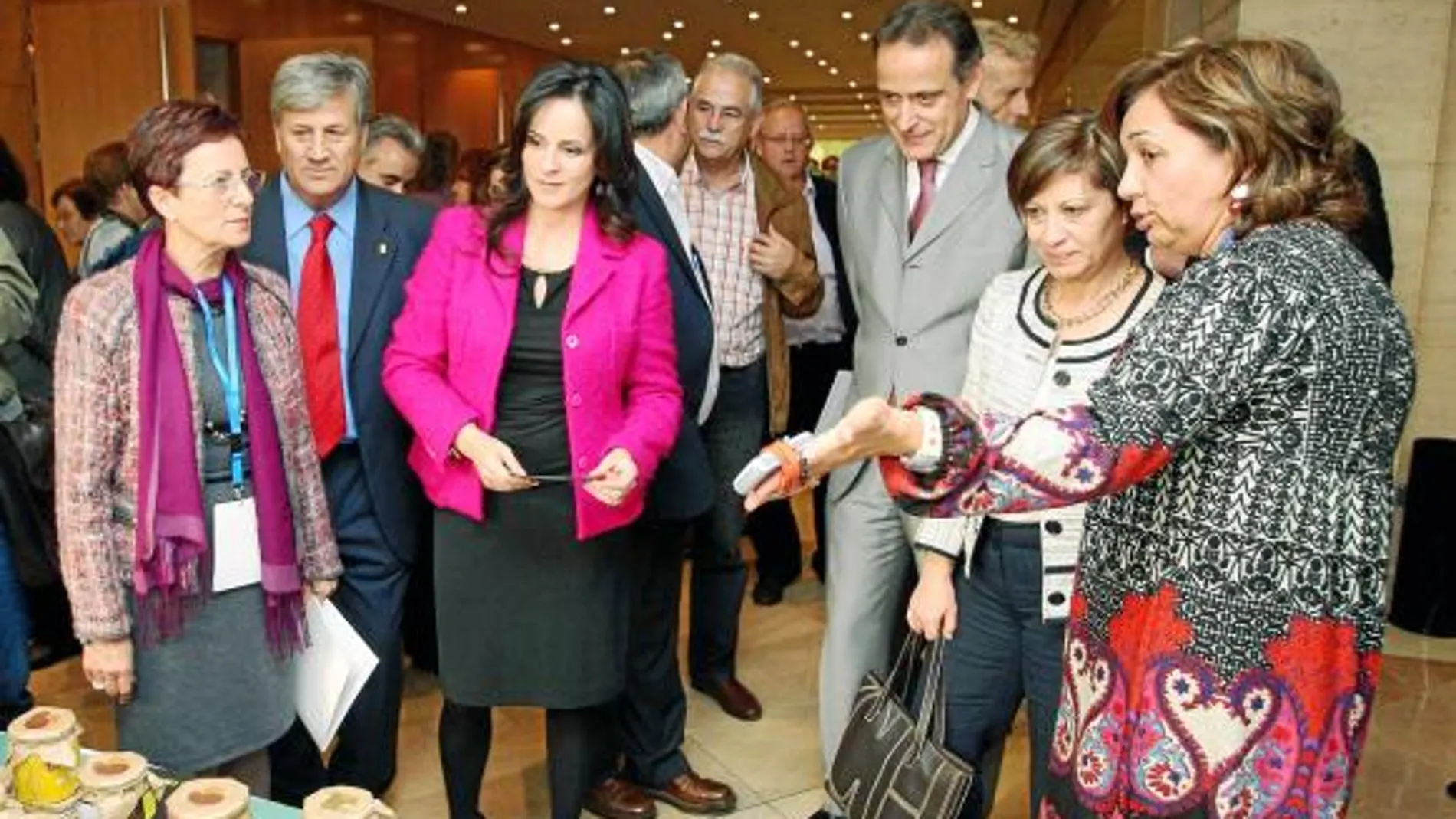 Clemente visita con la ministra Elena Espinosa, Cecilio Vadillo y Julio López, entre otros, los puestos de artesanía