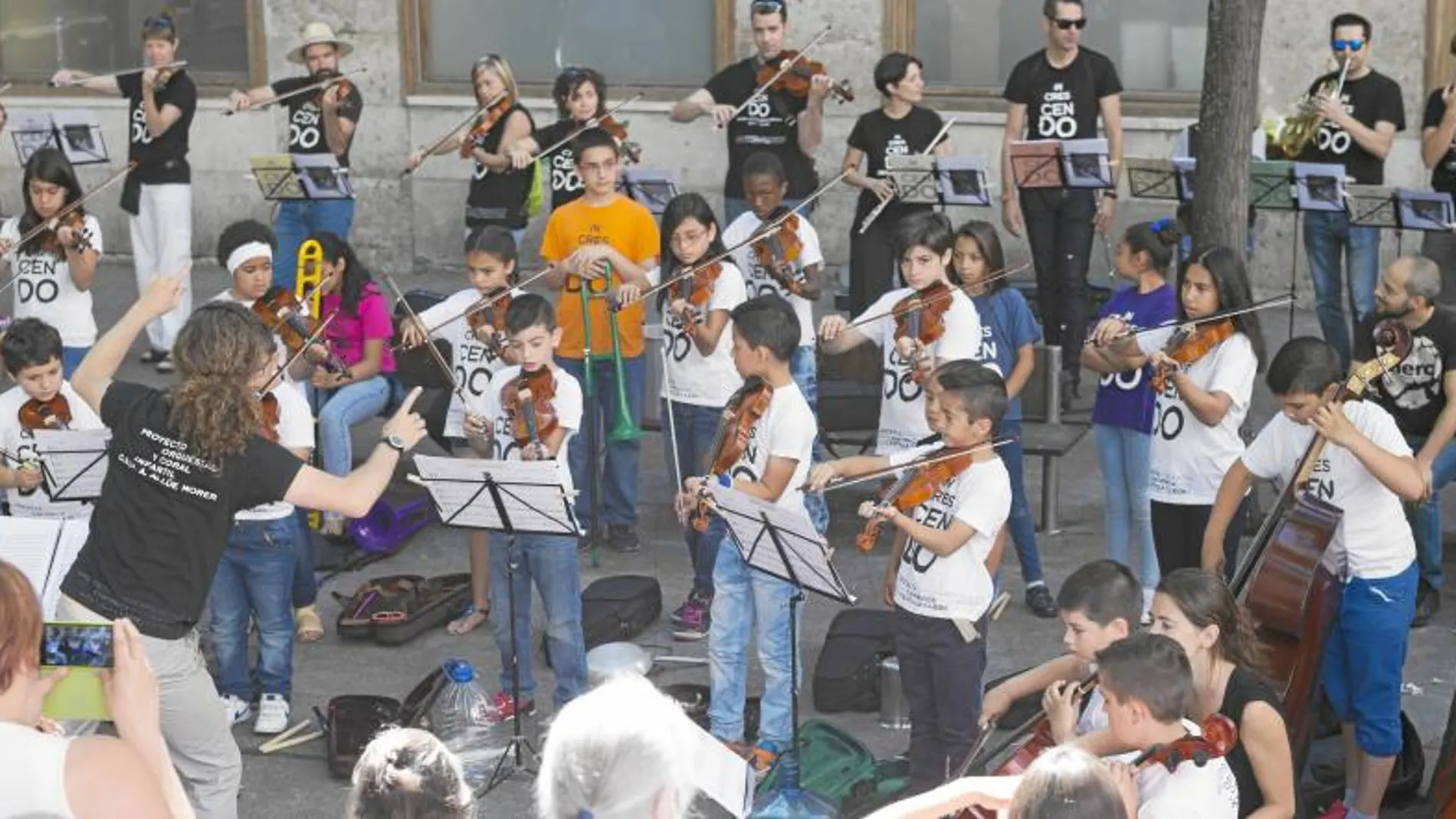Actuación del Coro Increscendo por las calles de Valladolid para celebrar el Día Europeo de la Música