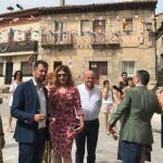 El secretario regional del PSOE, Luis Tudanca, visita las fiestas patronales de la localidad abulense de La Adrada