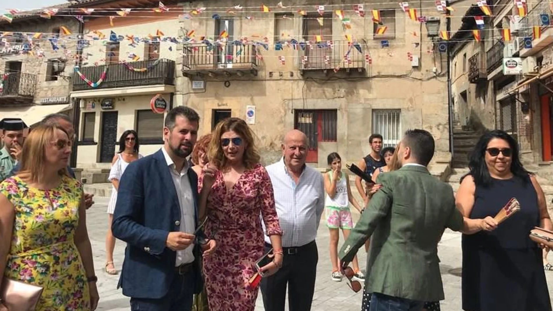 El secretario regional del PSOE, Luis Tudanca, visita las fiestas patronales de la localidad abulense de La Adrada