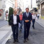 El alcalde de Valladolid, Óscar Puente, y el concejal de Urbanismo, Manuel Saravia, visitan las obras de peatonalización de la calle Regalado