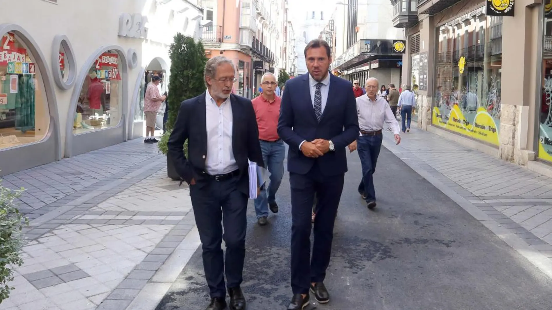 El alcalde de Valladolid, Óscar Puente, y el concejal de Urbanismo, Manuel Saravia, visitan las obras de peatonalización de la calle Regalado