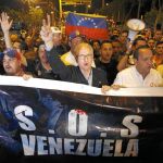 El líder opositor Antonio Ledezma encabezó una marcha de venezolanos en protesta contra el Gobierno de Maduro