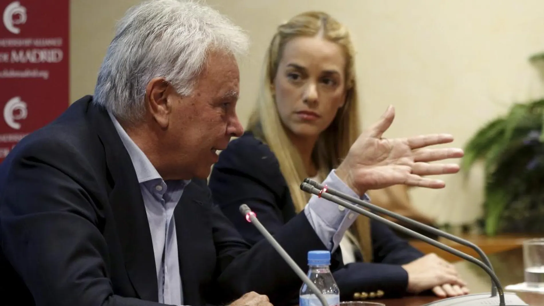 El ex presidente del Gobierno Felipe González junto a Lilian Tintori, esposa del opositor venezolano Leopoldo López, durante la rueda de prensa ofrecida en la Asociación de la Prensa de Madrid.