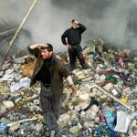 Iraquíes tras un doble atentado con coche bomba en el centro de Bagdad en 2007