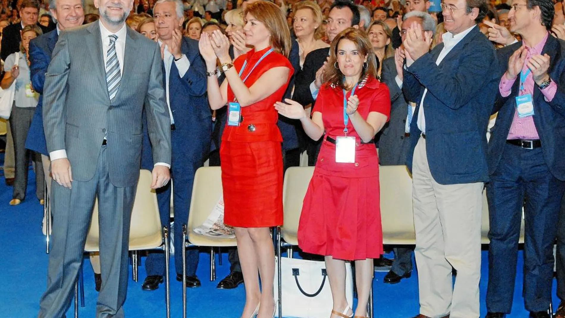 Rajoy, en el Congreso de Valencia de 2008. A su lado, Cospedal y Sáenz de Santamaría